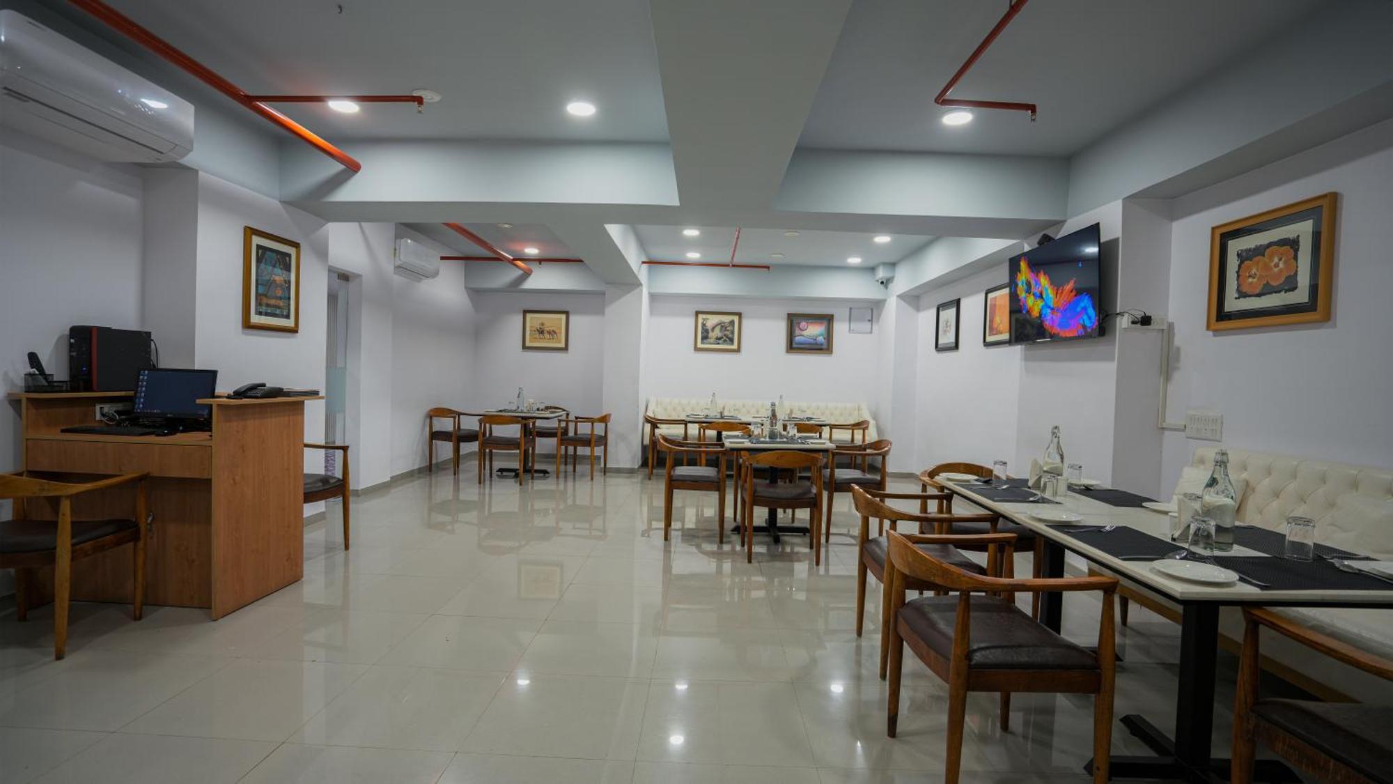 Hotel Downtown Gandhinagar Exteriör bild