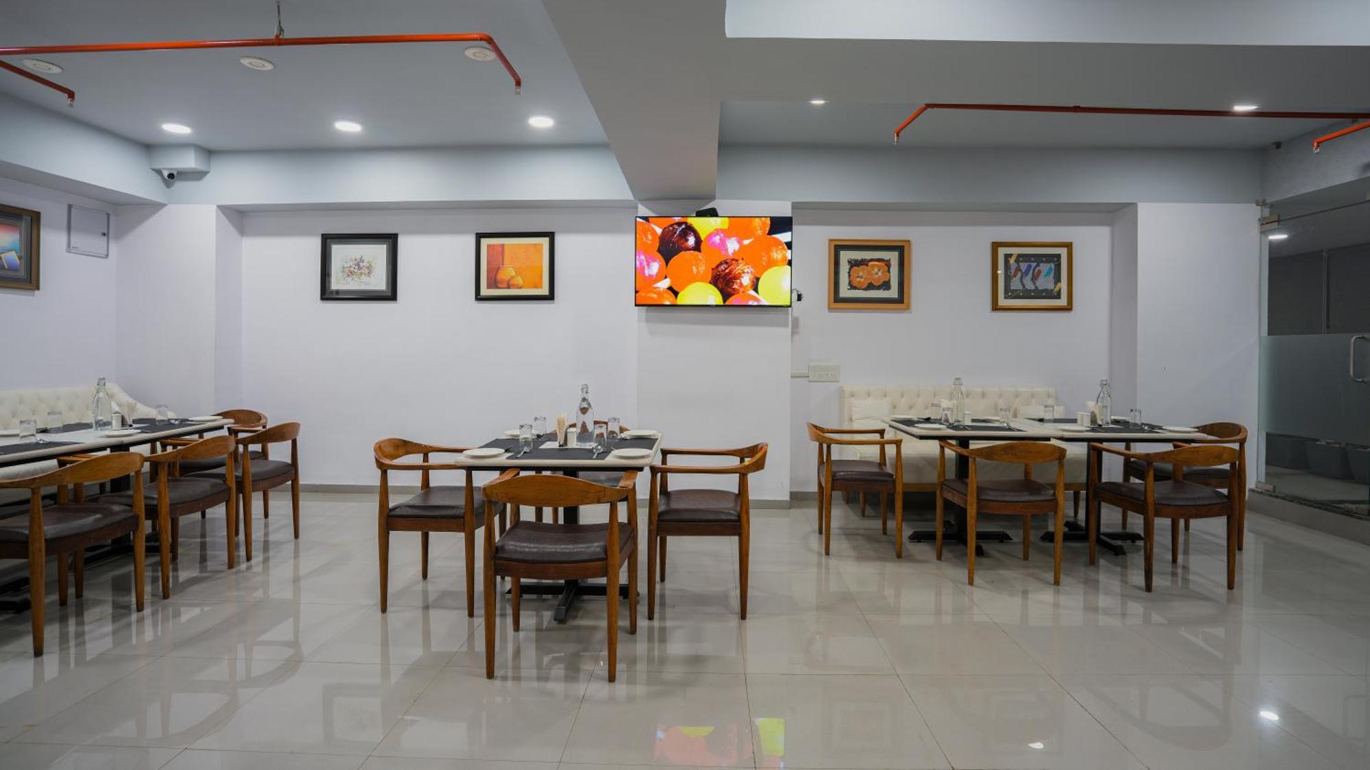 Hotel Downtown Gandhinagar Exteriör bild