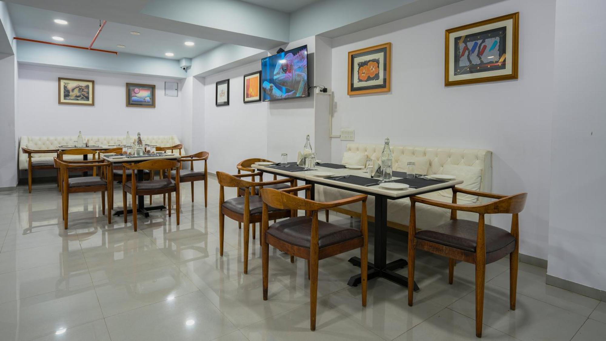 Hotel Downtown Gandhinagar Exteriör bild